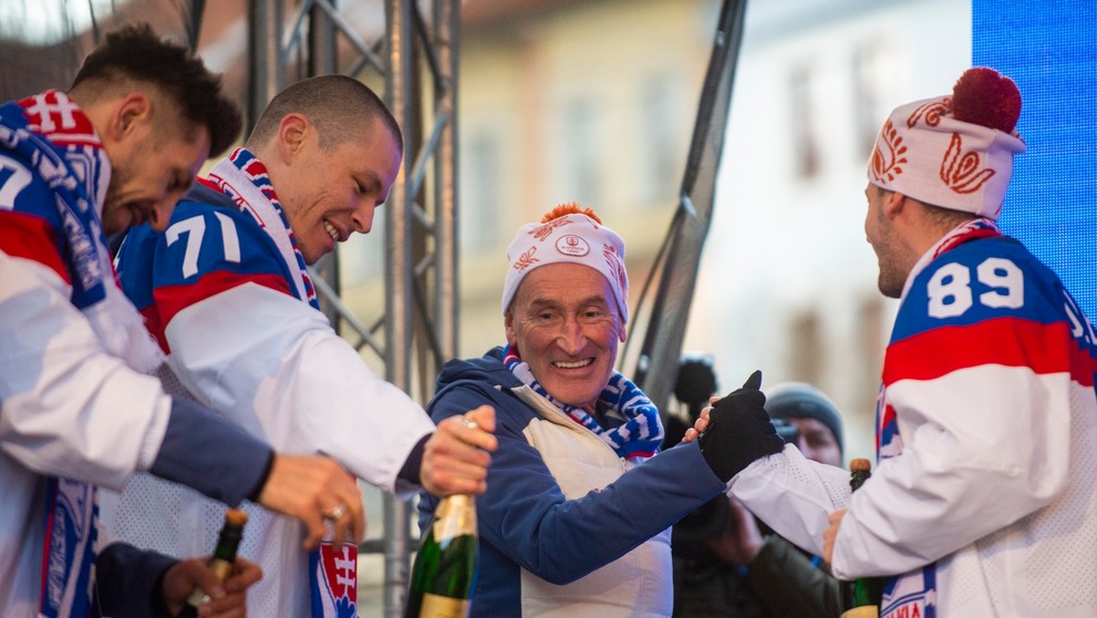 Na snímke zľava Marek Hrivík, Marek Ďaloga, tréner Craig Ramsay a Adrián Holešinský počas osláv bronzu zo ZOH 2022 na Námestí SNP v Bratislave.