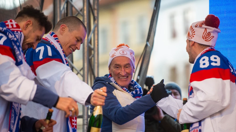 Na snímke zľava Marek Hrivík, Marek Ďaloga, tréner Craig Ramsay a Adrián Holešinský počas osláv bronzu zo ZOH 2022 na Námestí SNP v Bratislave.