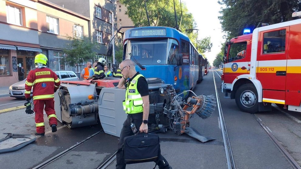 Zrážka električky a obslužného vozidla