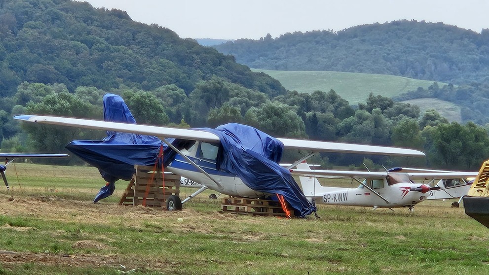 Stroj po páde otočili a zakryli plachtou.
