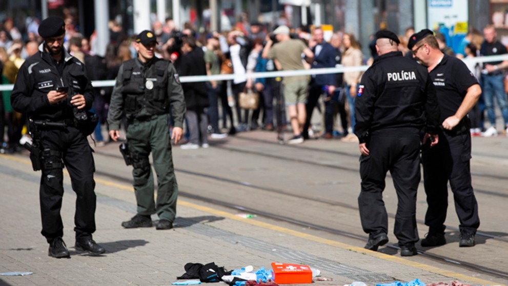 Zranený  muž po streľbe na obchodnej ulici v Bratislave.