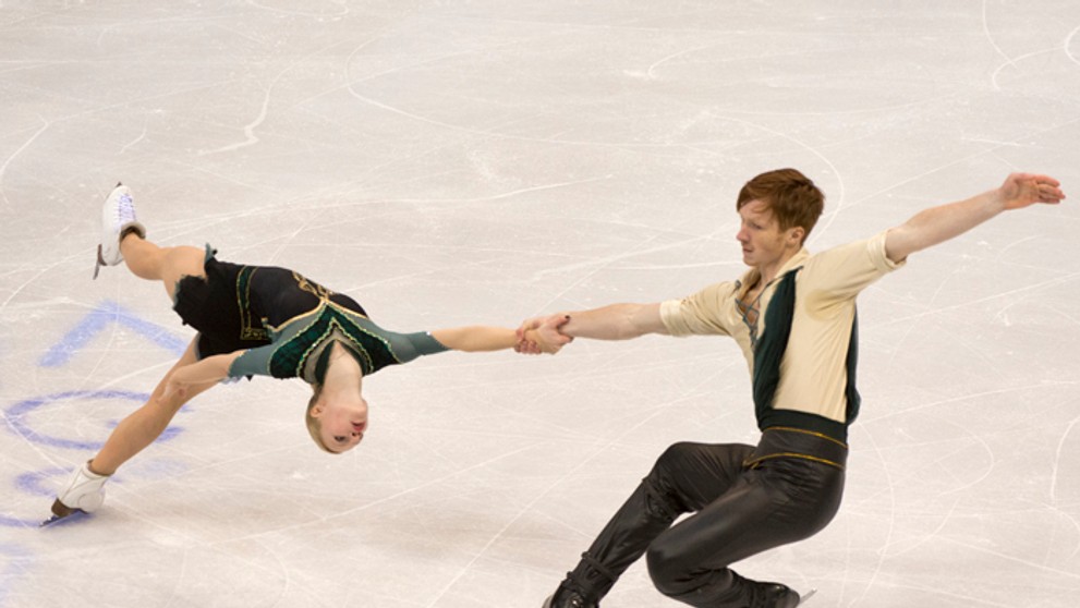 Rusi Jevgenija Tarasovová a Vladimir Morozov počas krátkeho programu športových dvojíc na ME.
