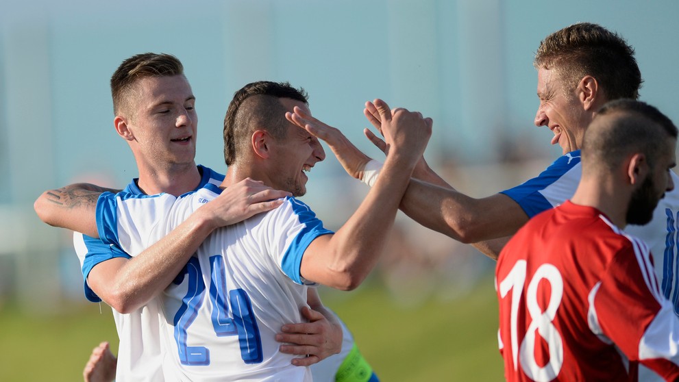 Druhý zľava Adam Zreľák sa raduje z gólu na 3:0 so spoluhráčom Korelom Salátom (vpravo) v príprave proti Gruzínsku. 