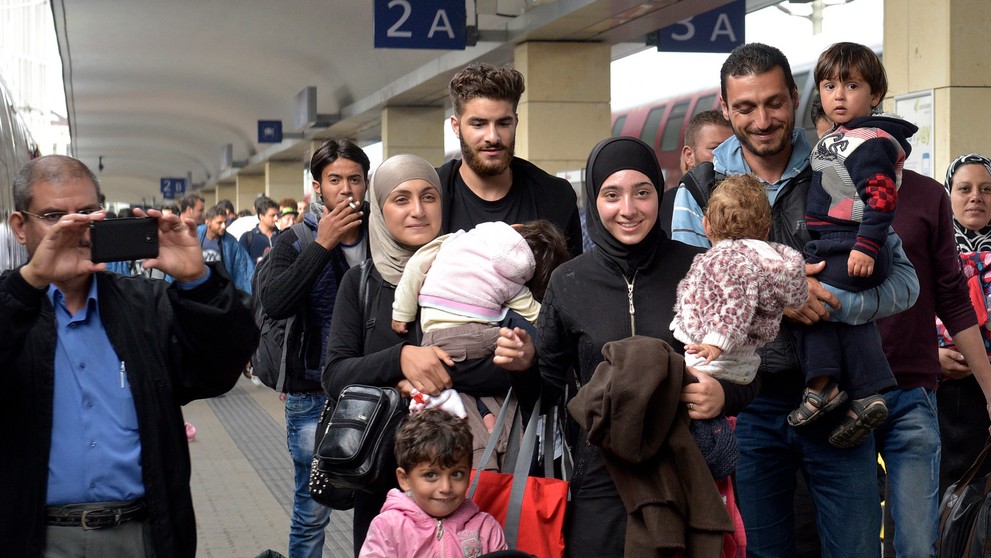 Usmiati migranti, ktorým sa podarilo dostať do Viedne.