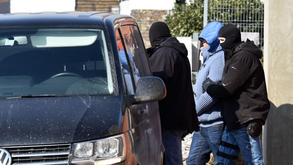 Zadržaný muž po policajnej razii v dome na  Kavarnianskej ulici v Michalovciach.