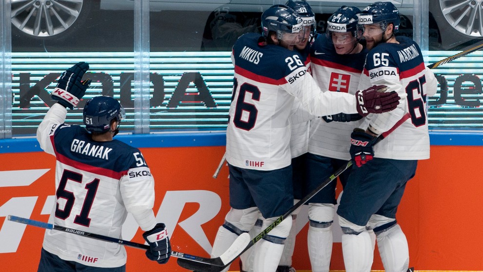 Spoluhráči Dominik Graňák, Juraj Mikuš, Marek Bartánus a Tomáš Marcinko oslavujú premiérový gól Petra Cehlárika.