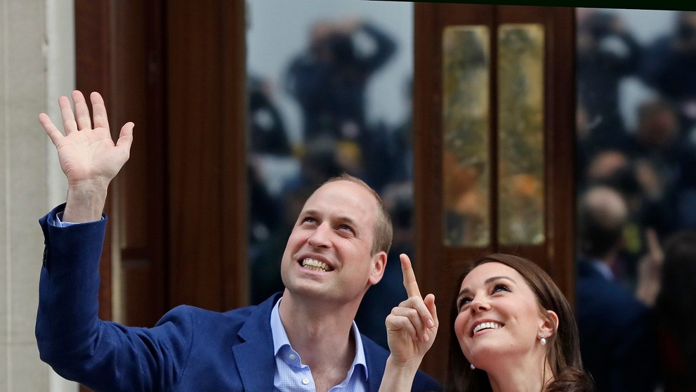 Kate Middleton a princ William predstúpili pred dav v deň pôrodu druhého syna.