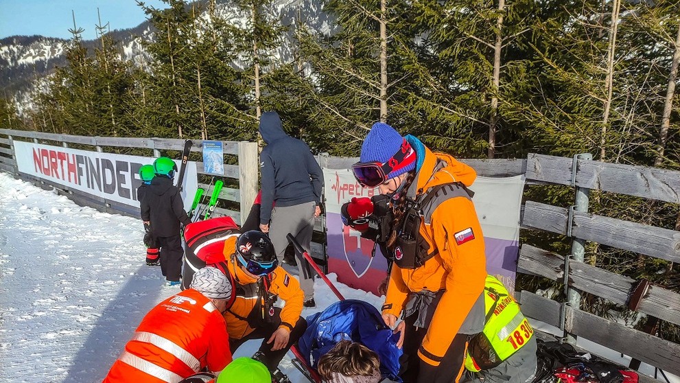 Zranenú ženu prevážal vrtuľník.