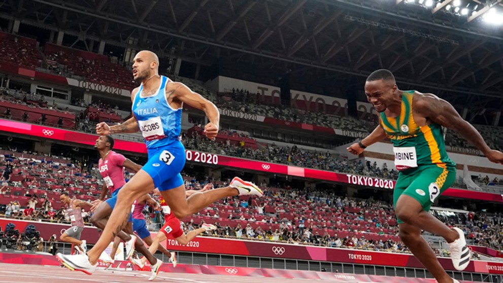 Taliansky atlét Lamont Marcell Jacobs víťazí vo finále behu na 100 m. 