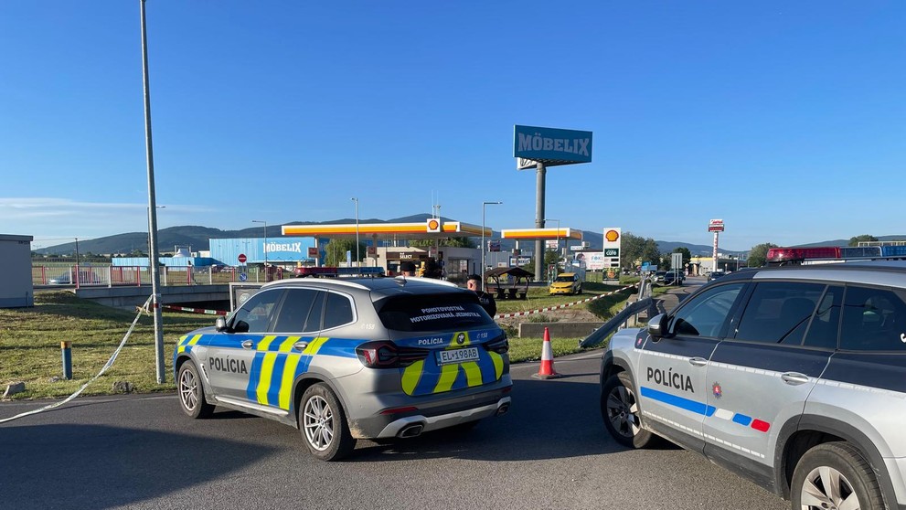 Zasahuje viacero policajných hliadok.