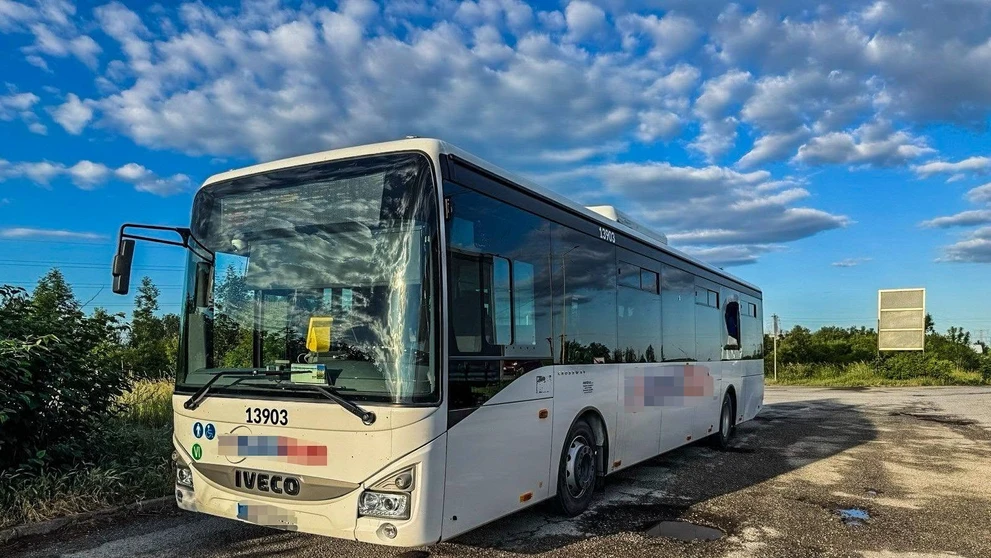 Stret autobusu a kamióna.
