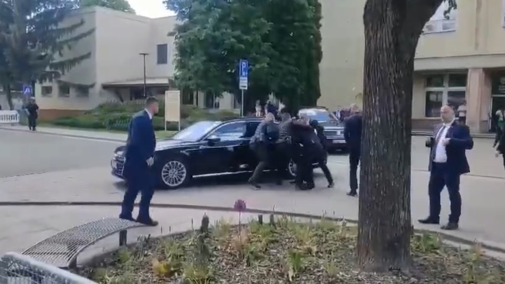 Premiéra urýchlene odviezli.