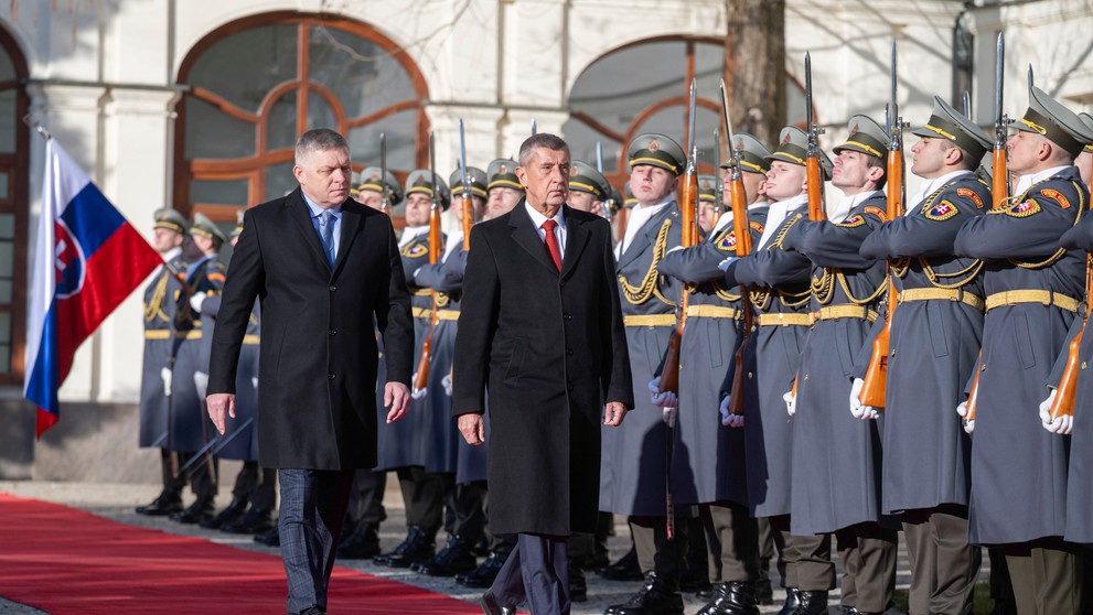 Slovenský premiér Robert Fico (vľavo) a český premiér Andrej Babiš (vpravo) kráčajú po červenom koberci počas uvítacieho ceremoniálu v Bratislave.