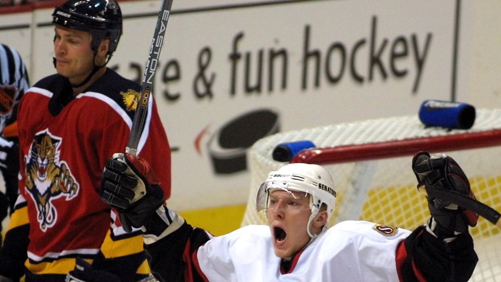 Gólová radosť Mariána Hossu v drese Ottawy Senators. (archív 2001)