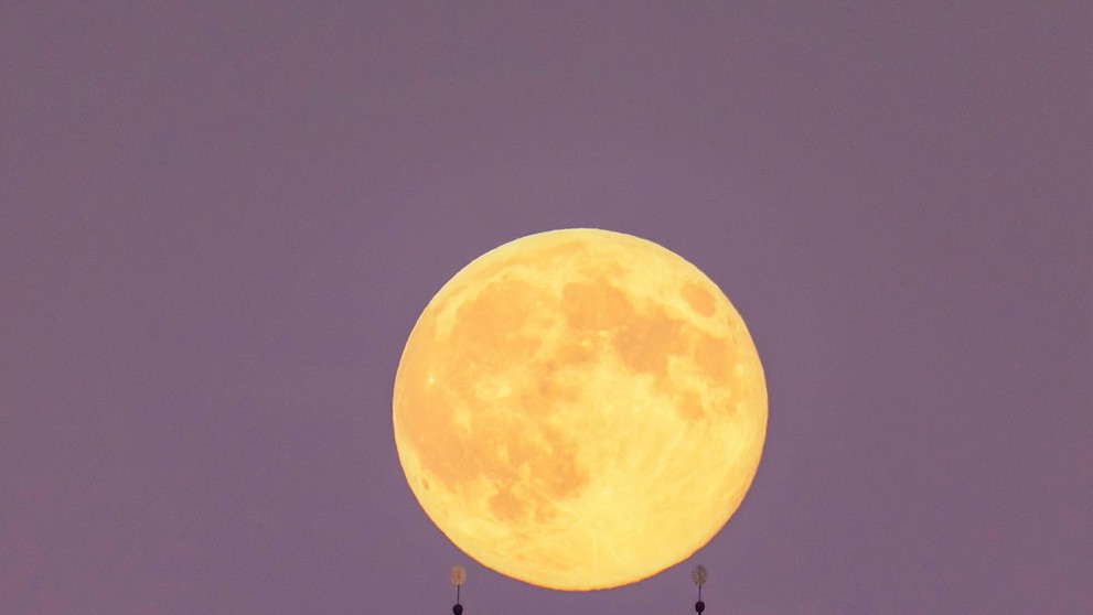 Novembrový spln nad Banskou Štiavnicou.