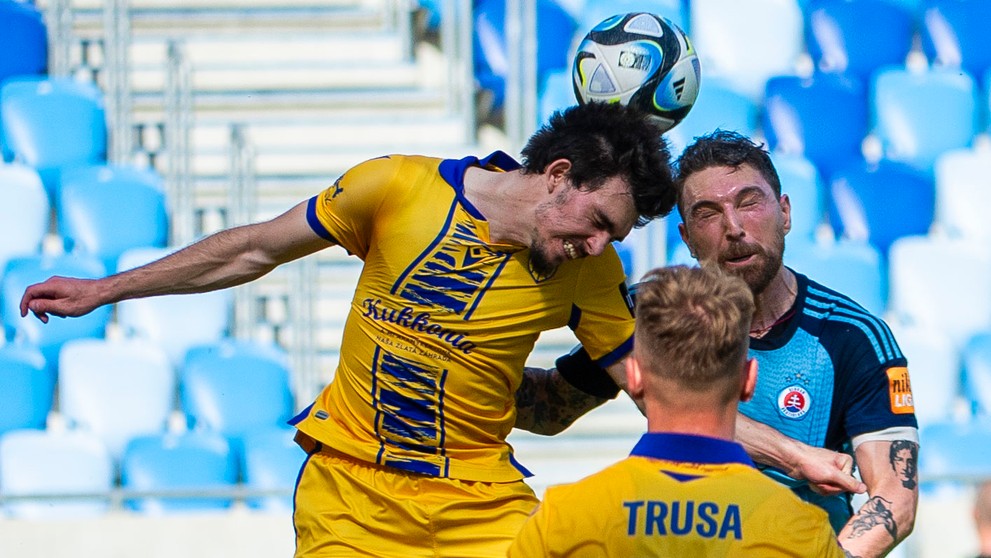 Na snímke zľava Mateus Brunetti, Matej Trusa (obidvaja DAC) a Guram Kašia (Slovan).