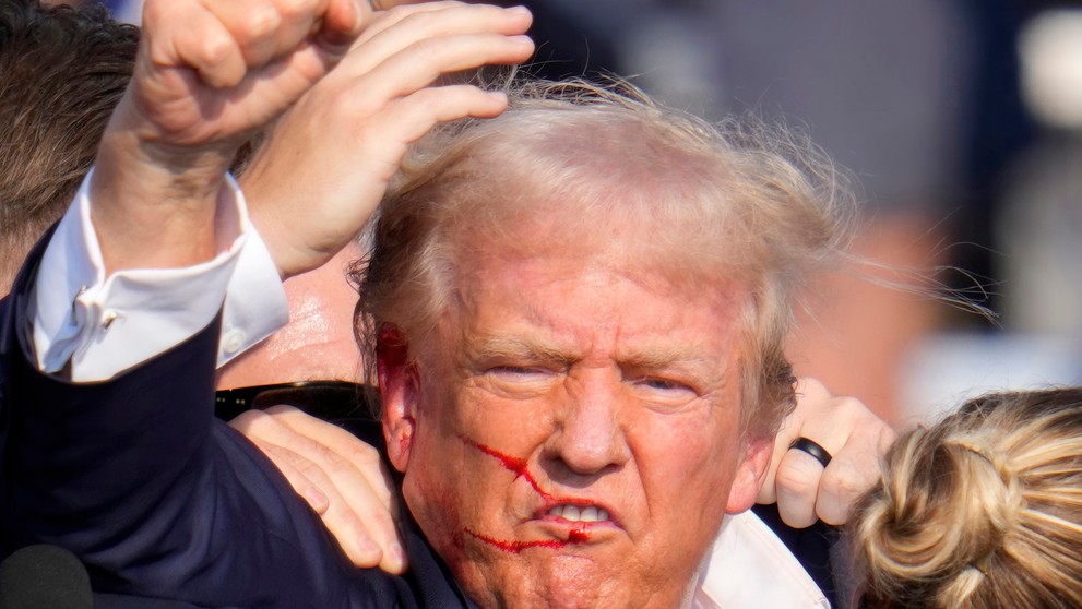 Postrelený Donald Trump.