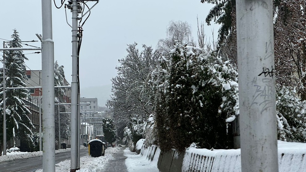 Banskú Bystricu zasiahlo husté sneženie