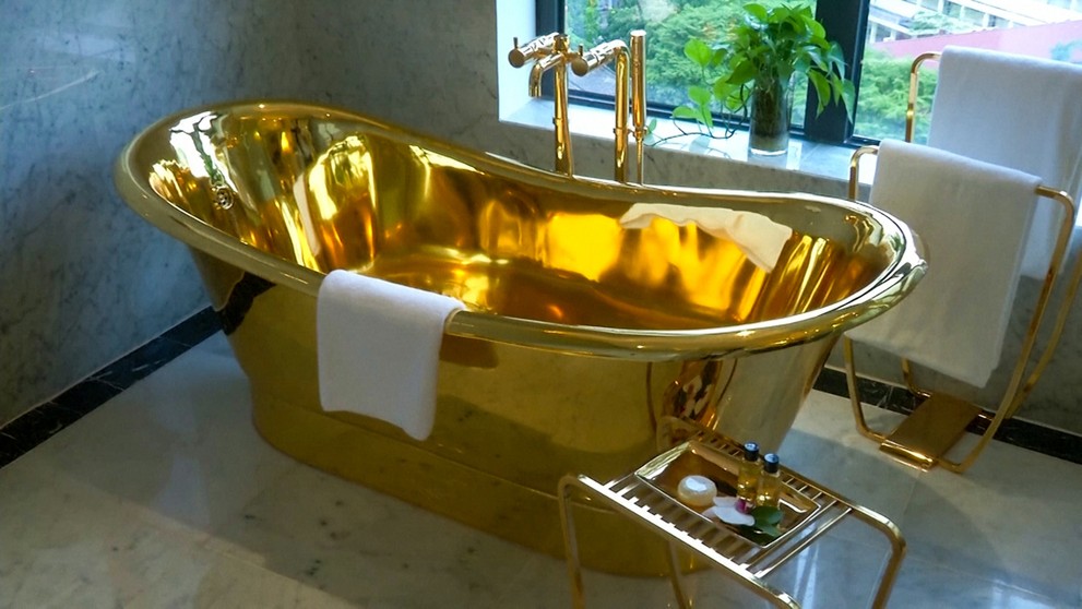 Sprchy pri bazéne sú tiež zlaté.