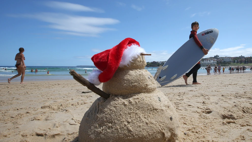 Pieskuliak na pláži Bondi Beach v Austrálii počas oslavy Vianoc. 25. decembra