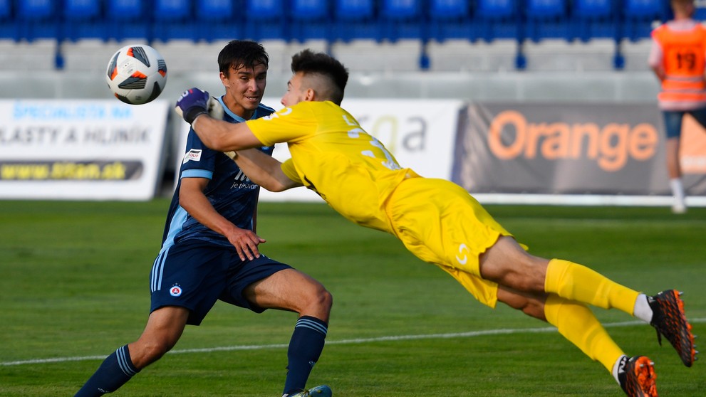 Na snímke uprostred brankár Matěj Luksch (MFK Tatran Liptovský Mikuláš) a vľavo David Strelec (ŠK Slovan Bratislava).
