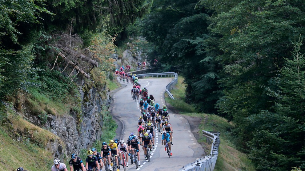 Pelotón s lídrom pretekov v žltom drese Britom Chrisom Froomom (Sky) v  zjazde počas 18. etapy