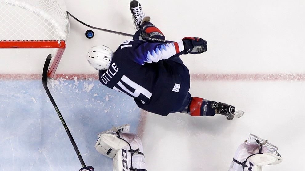 Američan Broc Little (hore) sa snaží dostať puk do slovenskej bránky za gólmana Jána Laca v osemfinále na ZOH 2018.