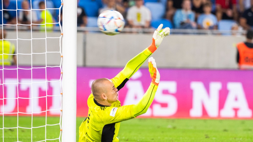 Brankár Adrián Chovan (Slovan) v penaltovom rozstrele v odvete play off Európskej konferenčnej ligy proti Mostaru.