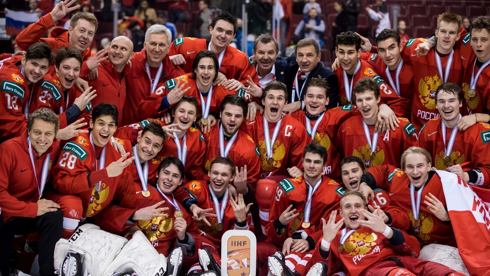 Zľava Rusi Pavel Šen, Piotr Kočetkov a Švajčiar Valentin Nussbaumer v dueli o bronz na MS do 20 rokov.