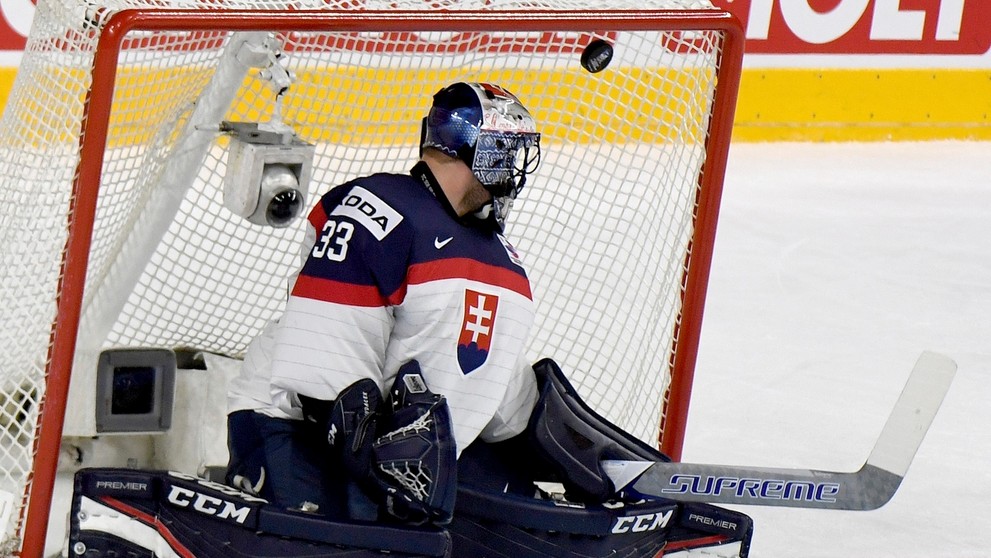 Gólman slovenskej reprezentácie Július Hudáček sa obzerá po inkasovanom góle v zápase MS 2017 proti Rusku.
