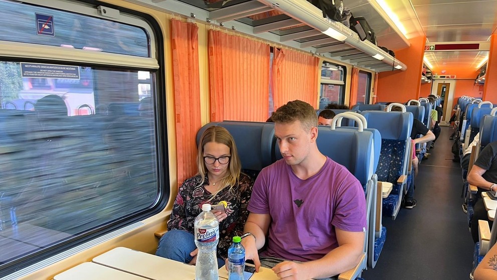 Volebný vlak smerujúci z Prahy do Bratislavy.
