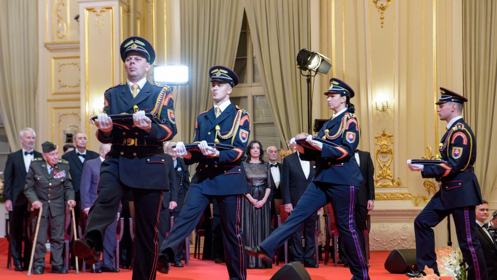 Prezidentka udeľovala štátne vyznamenania.