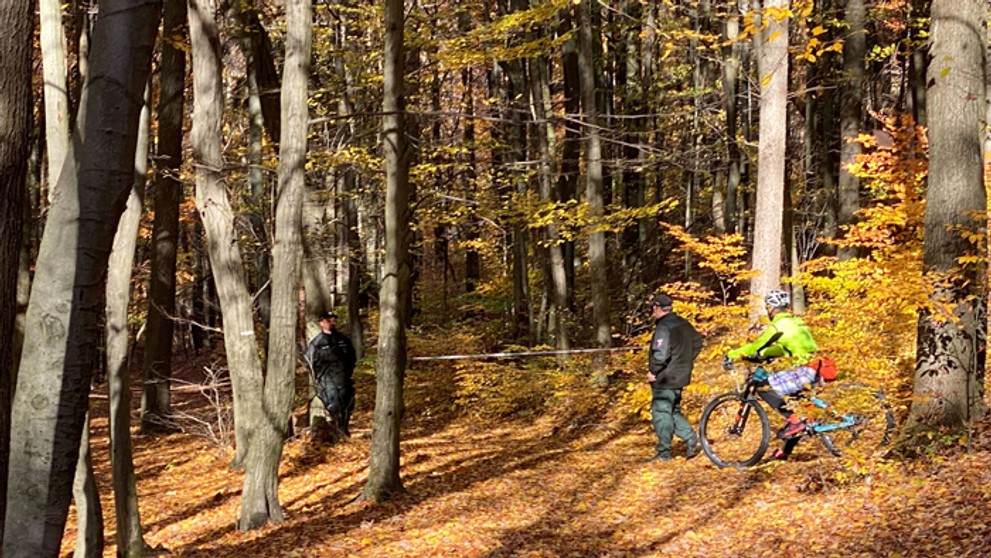 Polícia na bratislavskej Kolibe neďaleko miesta, kde našli telo Dušana Pašeka ml..