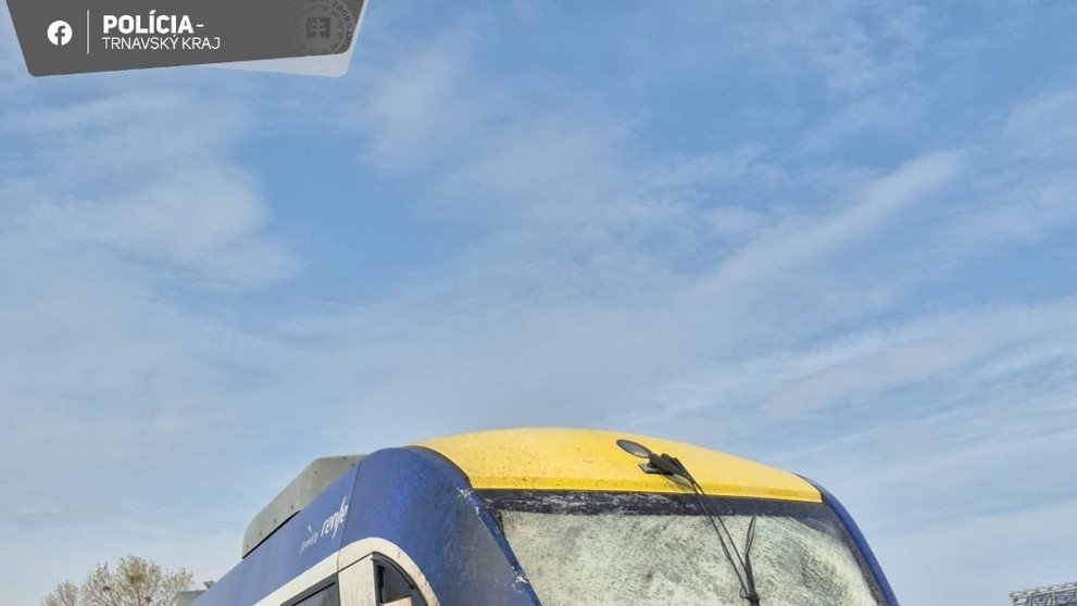 Na železničnom priecestí vrazil vlak do nákladiaku