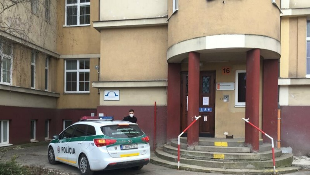 Policajné auto pred trenčianskou nemocnicou.