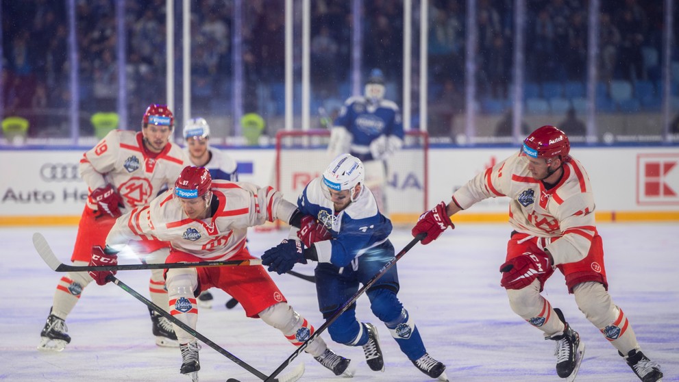 Na snímke v popredí zľava Štěpán Havránek (Oceláři), Adam Raška (Kometa) a Martin Marinčin (Oceláři) počas zápasu na hokejovom podujatí Kaufland Winter Games.