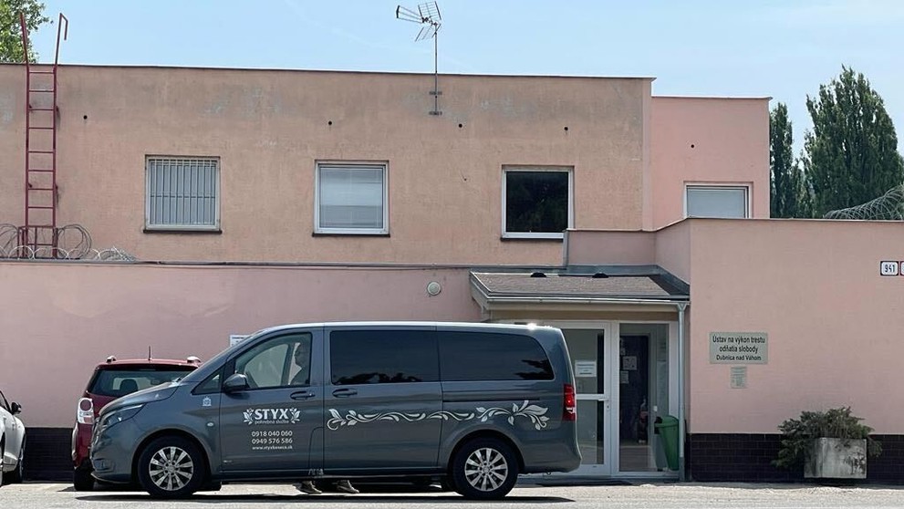 Pohrebná služba pred väznicou