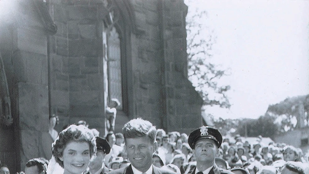 John F. Kennedy a Jacqueline odchádzajú 12. Septembra 1953 z kostola po sobáši v americkom Newporte.