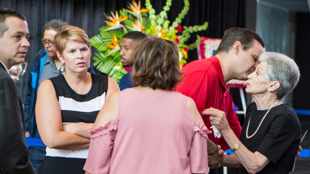 Vdova po Stanovi Mikitovi Jill Mikita prijíma kondolencie od fanúšikov na rozlúčke jej nebohého manžela.