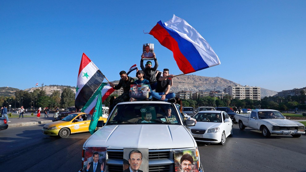 Podporovatelia sýrskej vlády skandovali protitrumpovské odkazy po útoku USA a spojencov na Damask.