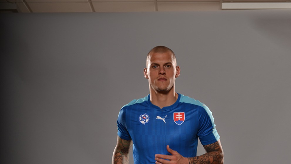 Martin Škrtel v novom reprezentančnom drese pre vonkajšie zápasy.1_skrtel.jpg