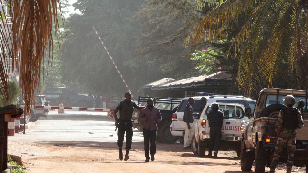 Bezpečnostné složky eskortujú muža z hotela v Bamaku, na ktorý zaútočili ozbrojenci.