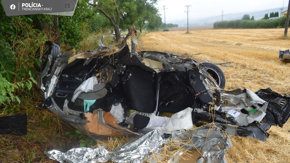 Auto roztrhalo na dve časti