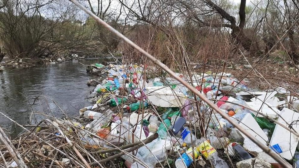 Čierna skládka v obci Jasov