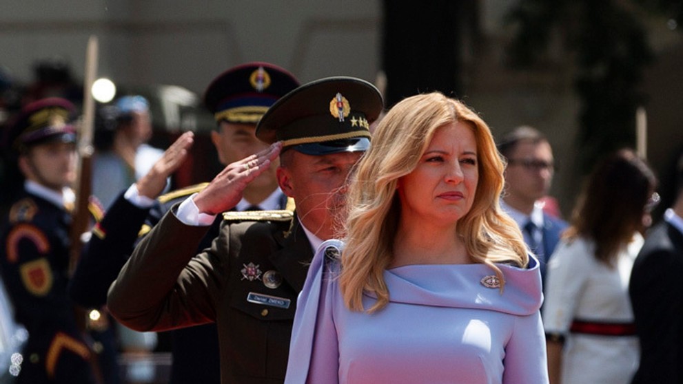 Vojaci rozdávali kolegom z Čestnej stráže vodu.