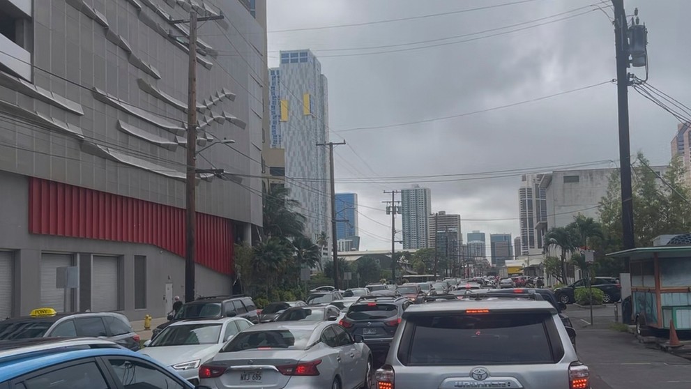 Dopravná zápcha v Honolulu po varovaní pred vlnou cunami.