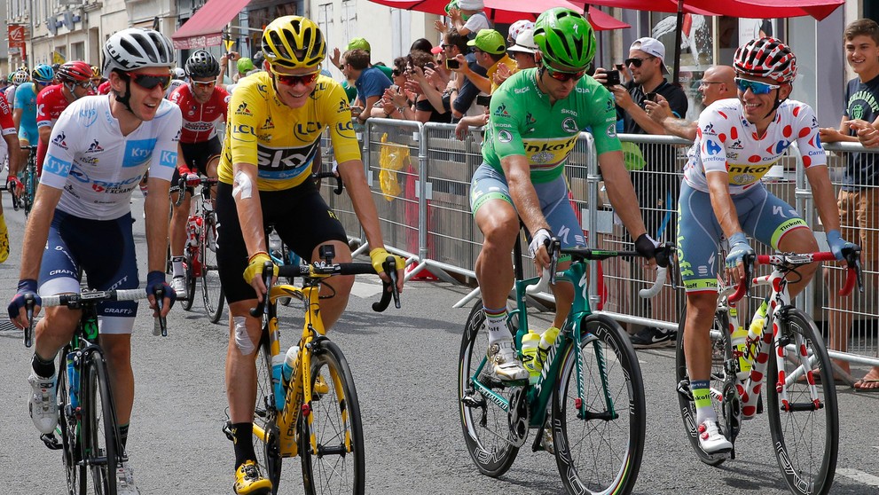 Víťazi jednotlivých súťaží Tdf 2016. Zľava Adam Yates v bielom drese pre najlepšieho jazdca do 25 rokov, Chris Froome v žltom pr