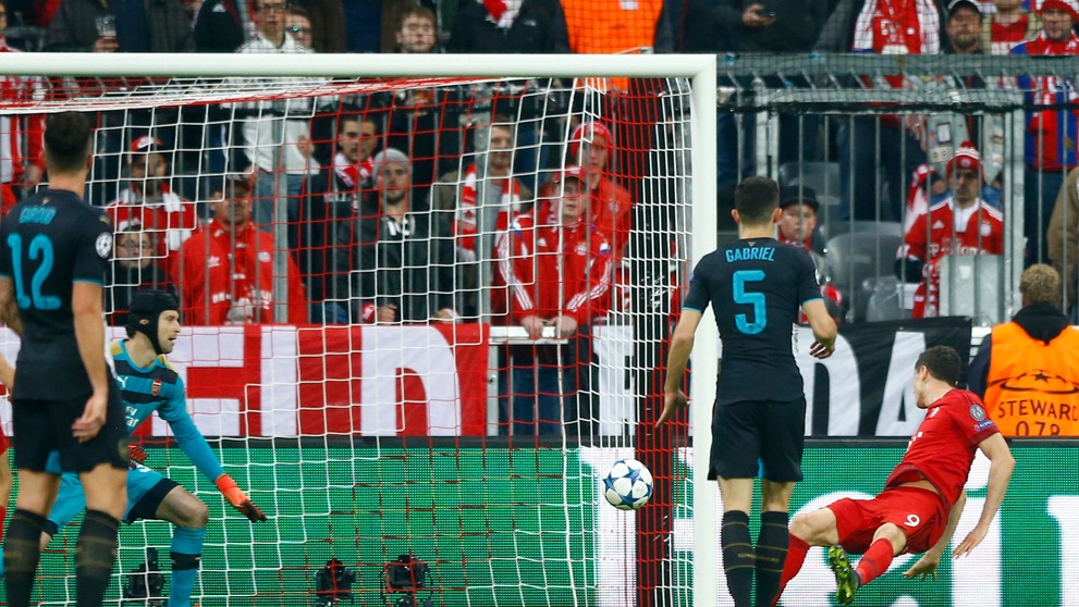 Hráč Bayernu Robert Lewandowski (vpravo) strieľa gól Petrovi Čechovi. (Arsenal).
