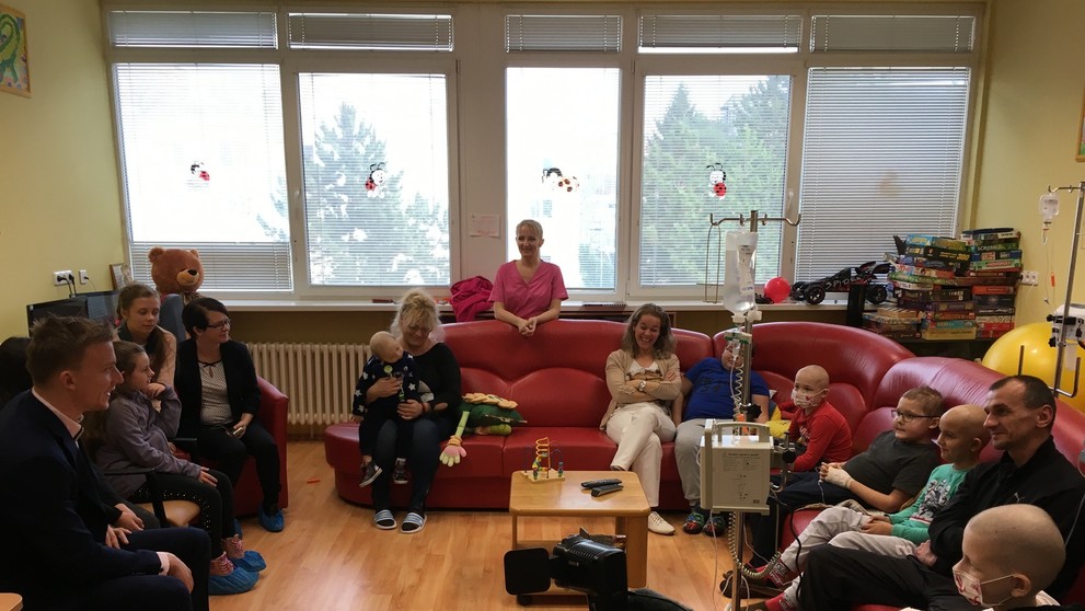 Traktor skončil v jarku.