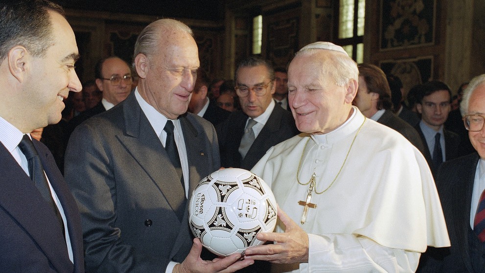 Joao Havelange s pápežom Jánom Pavlom II pred štartom MS 1990.
